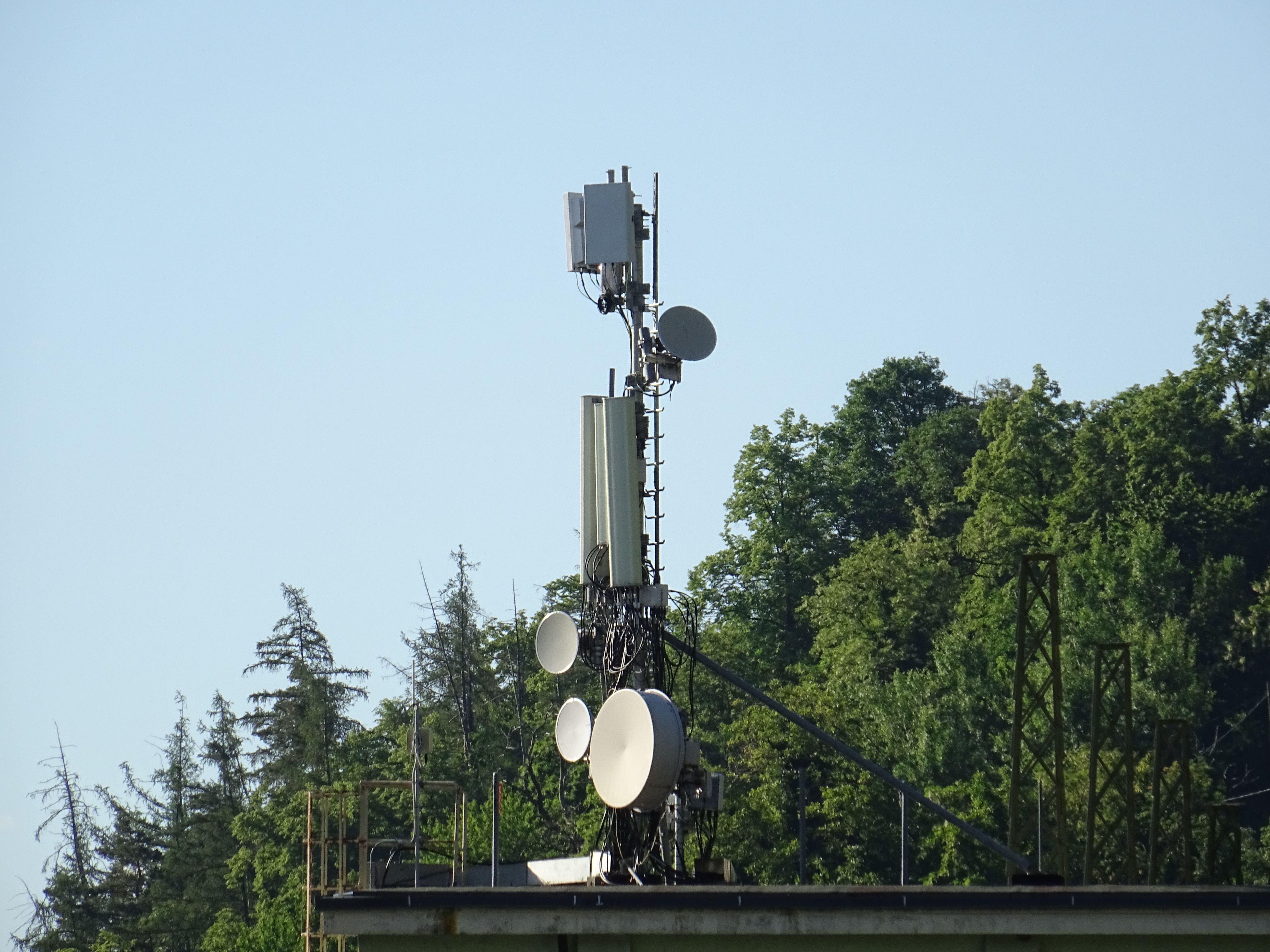 Die Anlage mit den noch nicht aktiven 5G-Antennen im Mai 2022. Foto Daniel Zanolli
