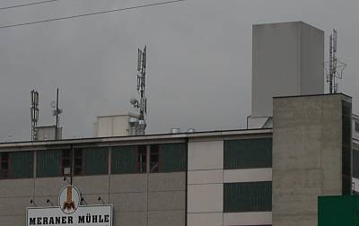 Die Mobilfunkanlagen auf dem Gebäude der Meraner Mühle.