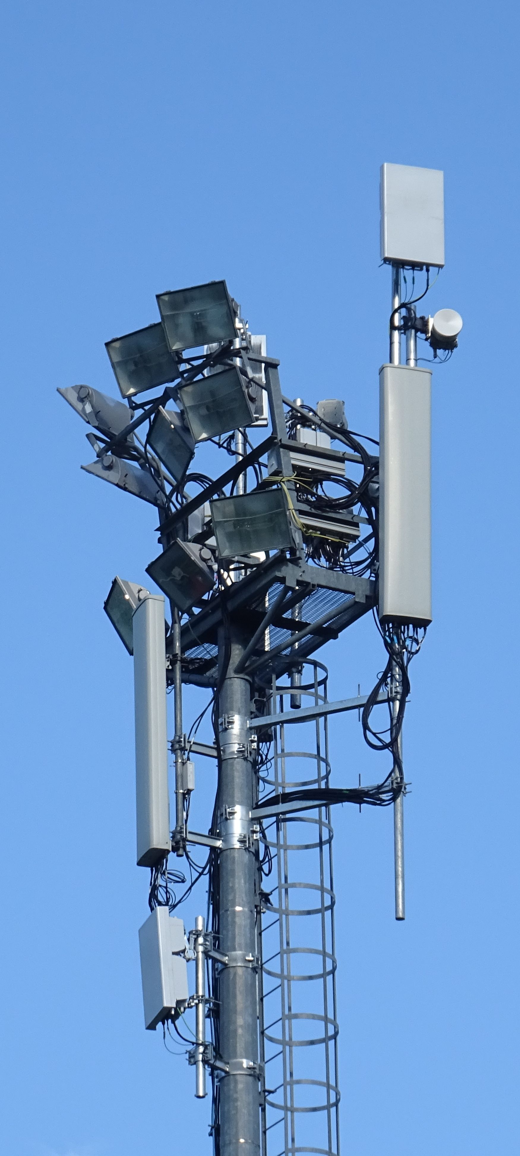 Die Anlage im Mai 2022 mit den 5G-Antennen. Foto Daniel Zanolli