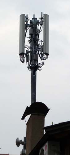 Die umgebaute Anlage mit den Antennen von Vodafone im April 2015