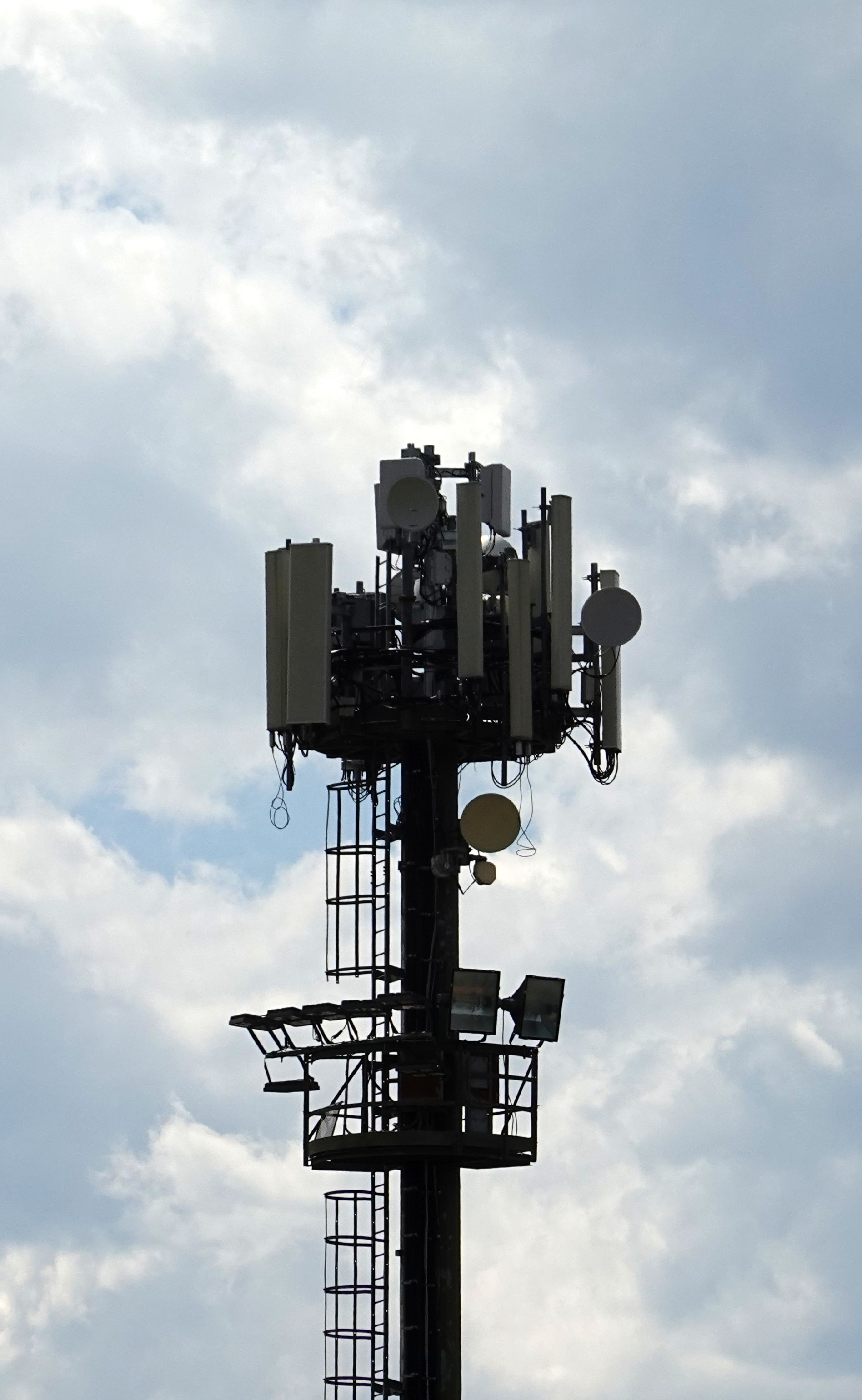 Die Anlage im Juli 2023 mit den 5G-Antennen von Vodafone.