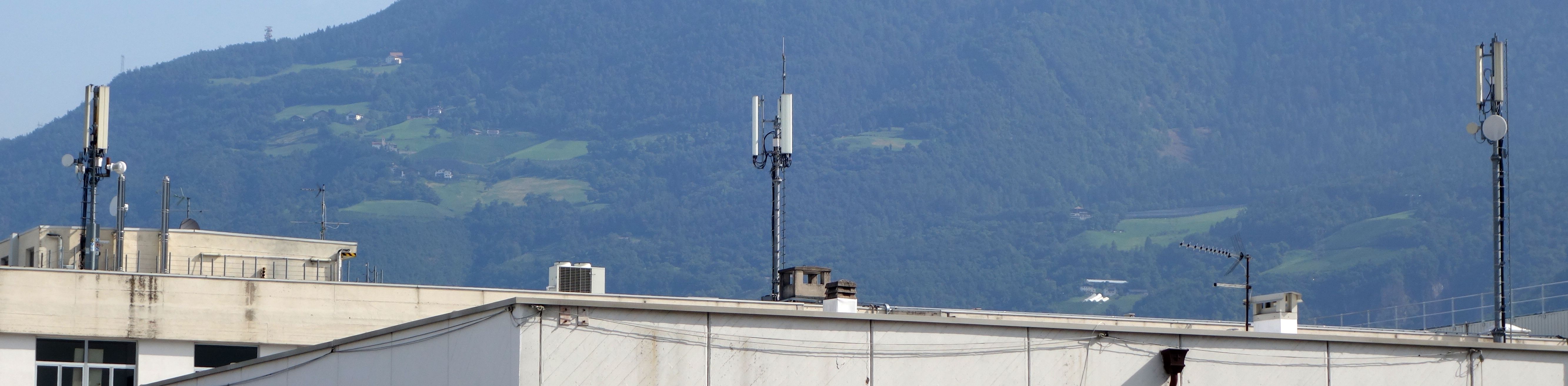 Die Antennen im August 2019. Links Vodafone, Mitte Tim und rechts ex H3G (momentan außer Betrieb)