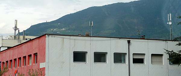 Das Gebäude seit 2012 auch mit den Antennen von Tim und Tre