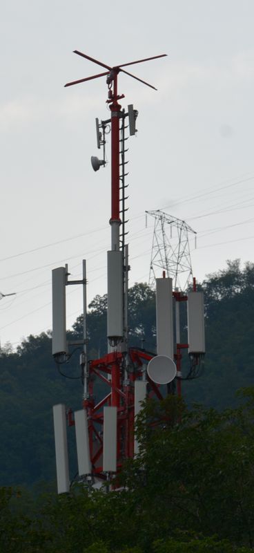Die Anlage im Juli 2017 mit den Antennen von Wind und der Gemeinde Leifers