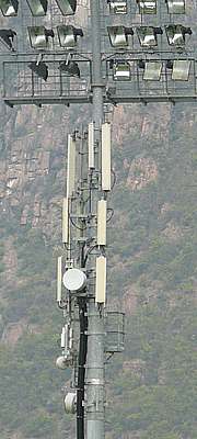 Die Antennen und Parabeln von Vodafone und Wind