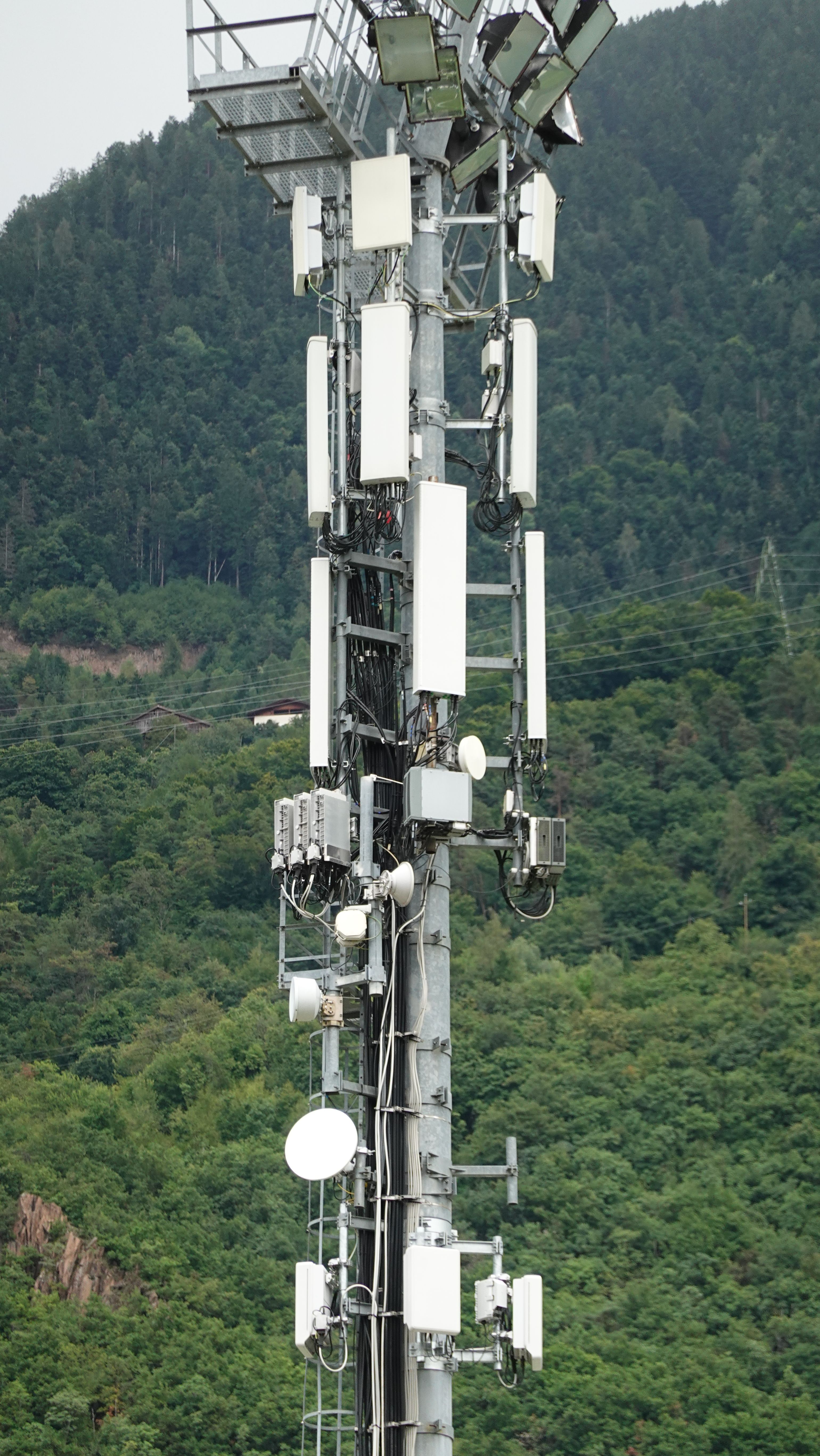 Die Antennen von Vodafone und Zefironet im September 2025