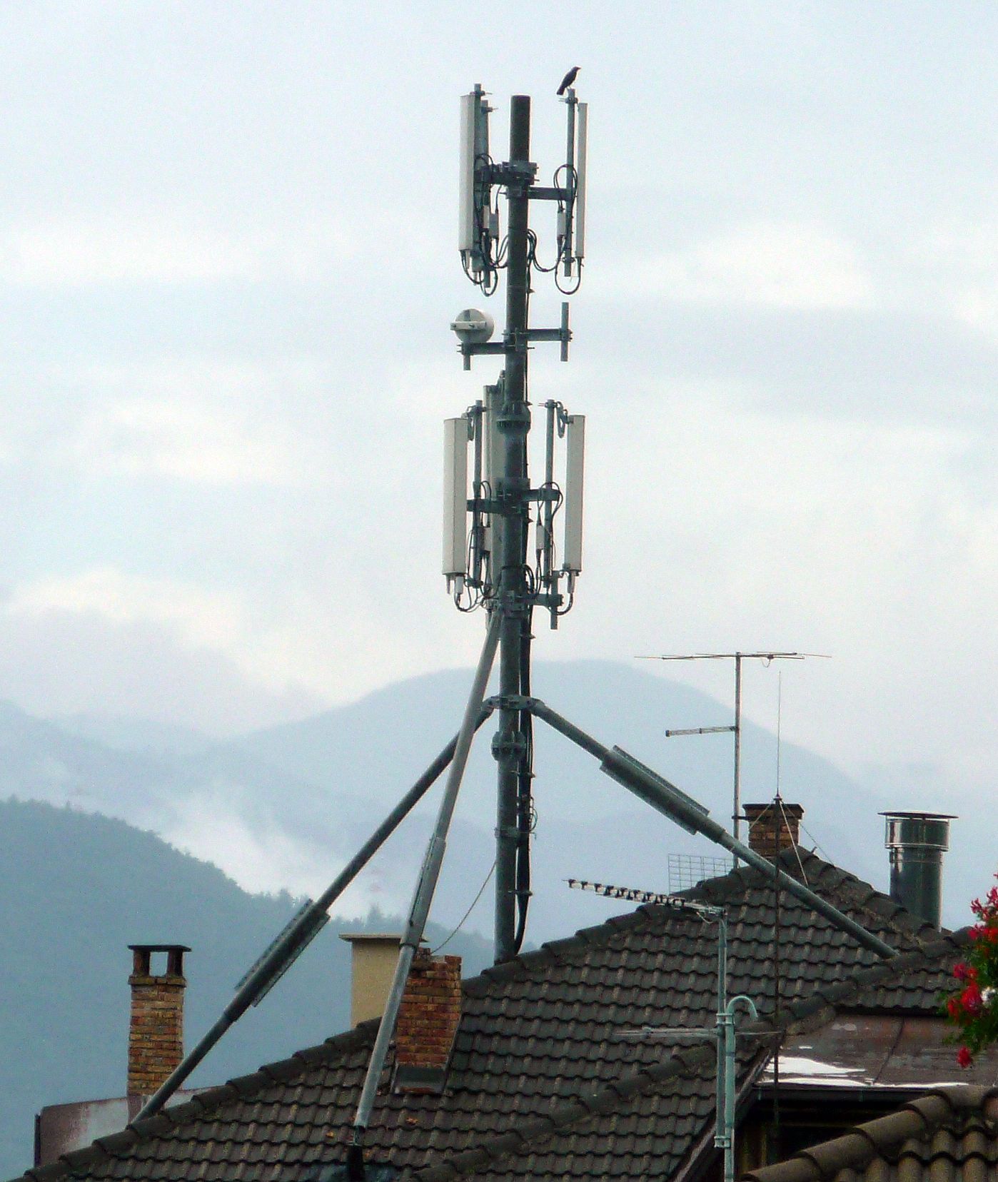 Die Anlage von Tim auf einem Hausdach, seit 2011 auch mit Vodafone 
