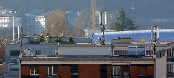 Die Antennen von Tim (Mitte) und Wind (verteilt) auf dem Hausdach im Dezember 2016.