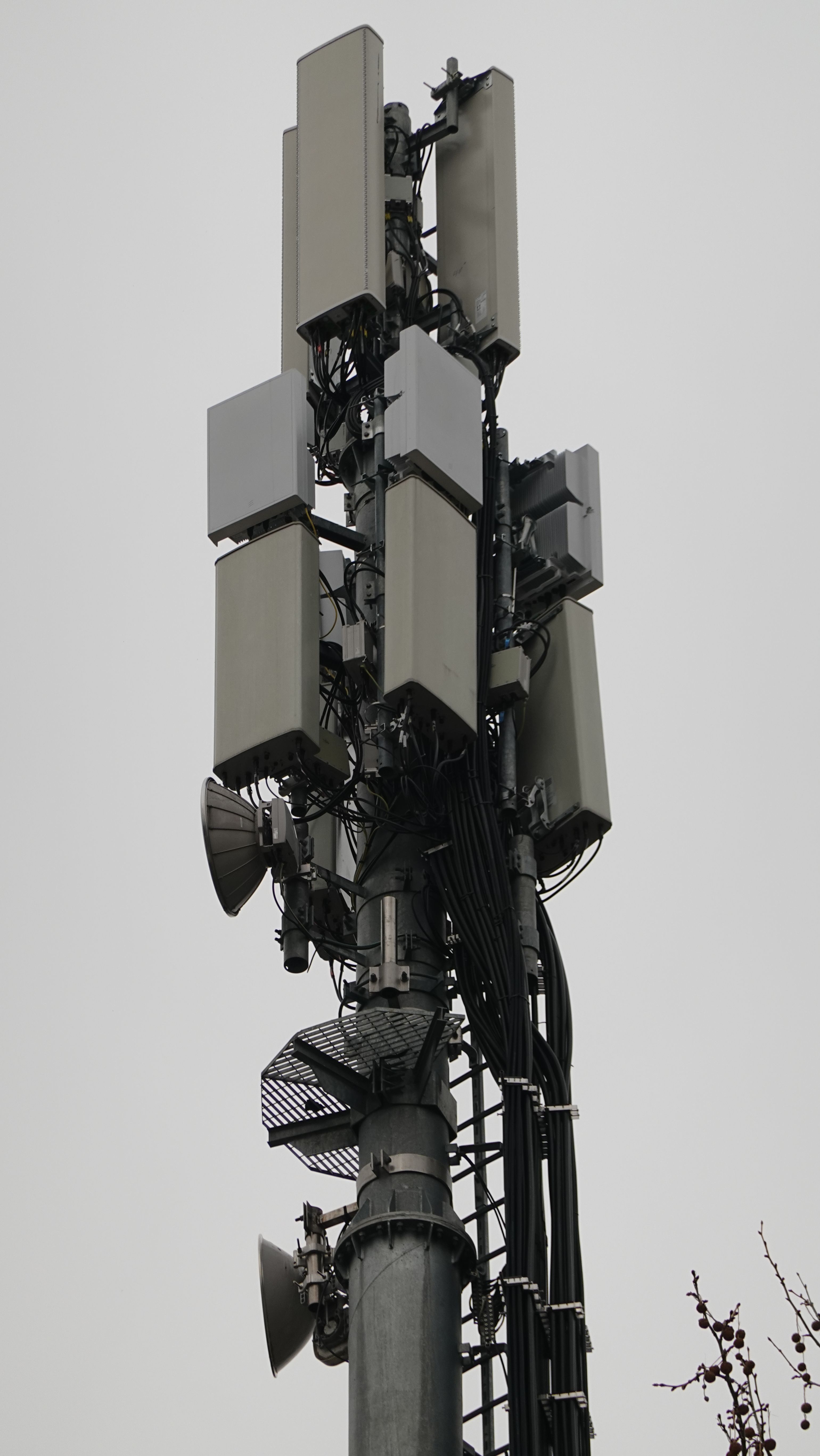 Die Anlage im März 2022 mit den 5G Band N78+B38 Antennen von Windtre.