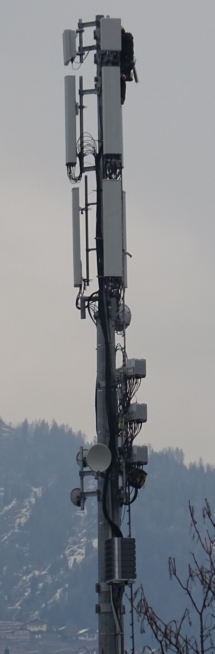 Im Februar 2021 werden die Antennen von Iliad installiert. Foto Daniel Zanolli