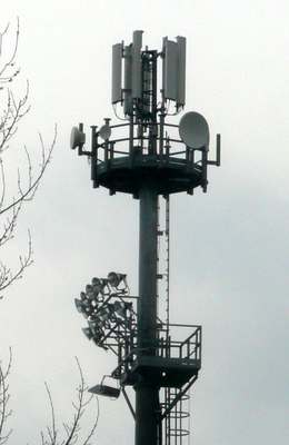 Die Anlage von Tre auf dem Sportplatz, seit Winter 2013 mit UMTS 900