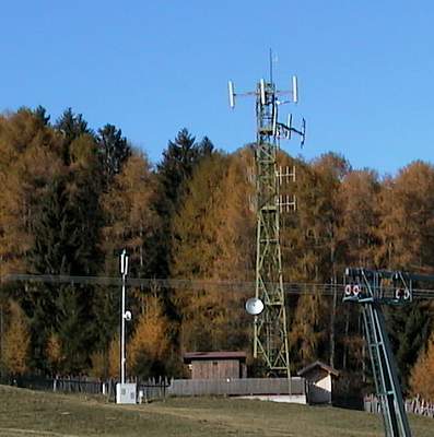 Die prov. Anlage von Wind (links) und die von Vodafone mit den Antennen von Radio ERF und Radio Gröden (2008).
