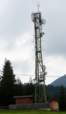Die umgebaute Anlage mit den Antennen von Vodafone und Wind