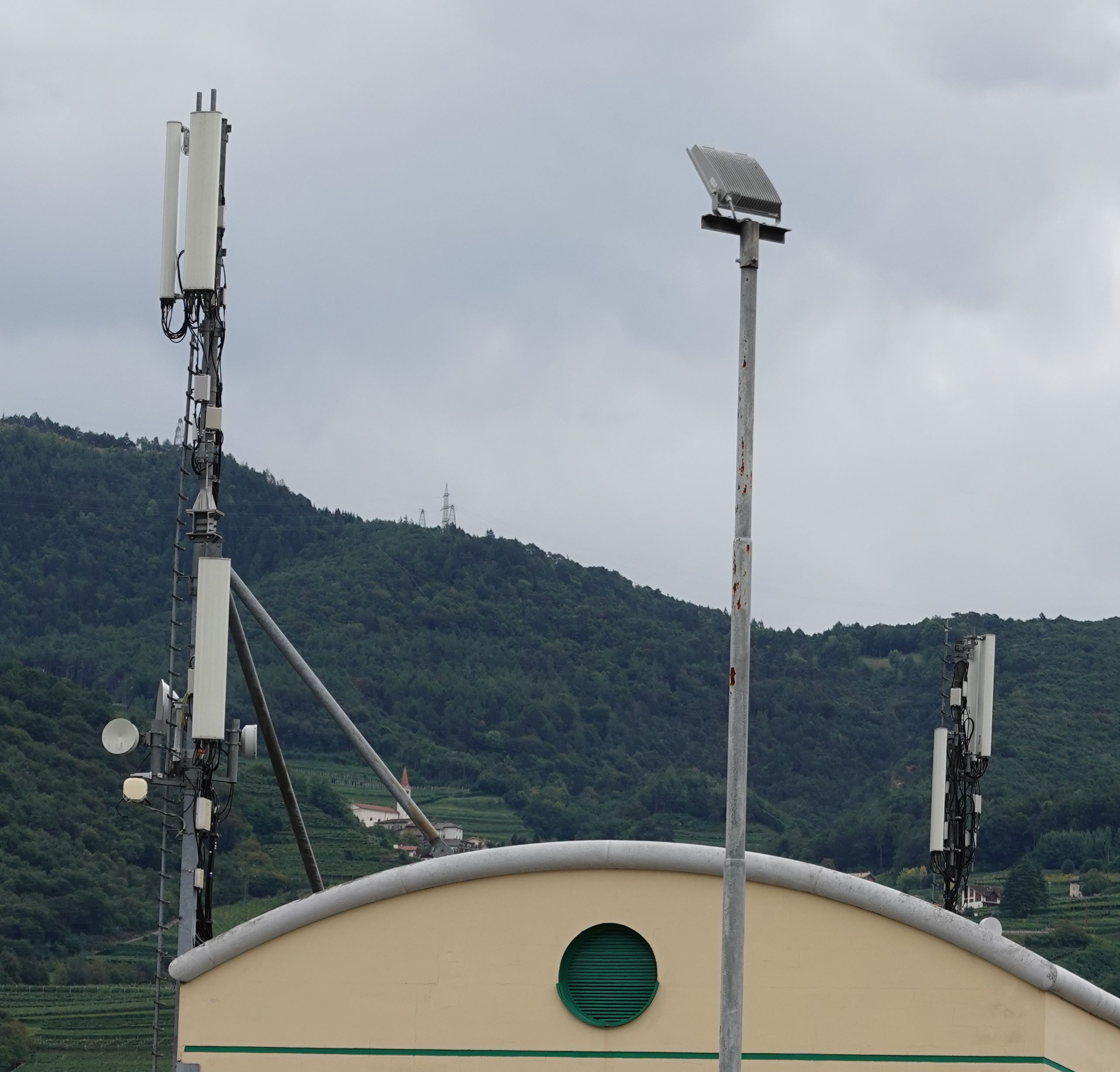 Die Antennen von Vodafone (links) und Tim im August 2020