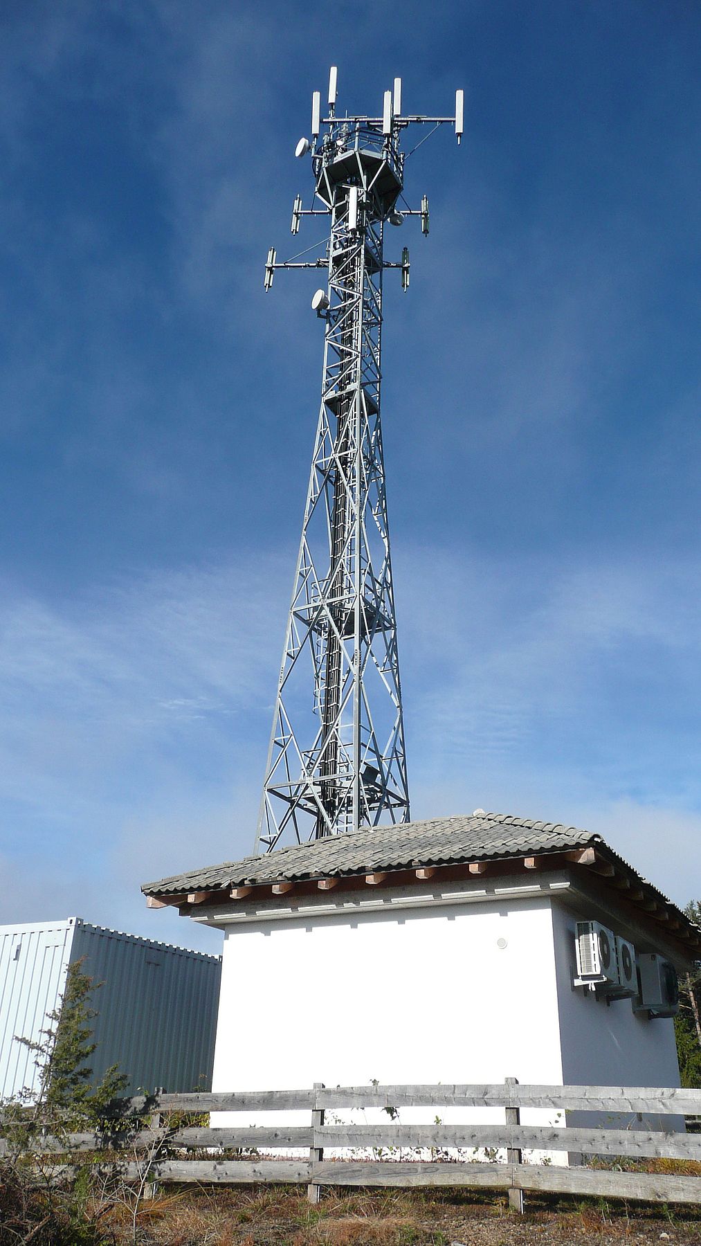 Die Anlage jetzt mit den Antennen von Tim, Vodafone und Wind im November 2010