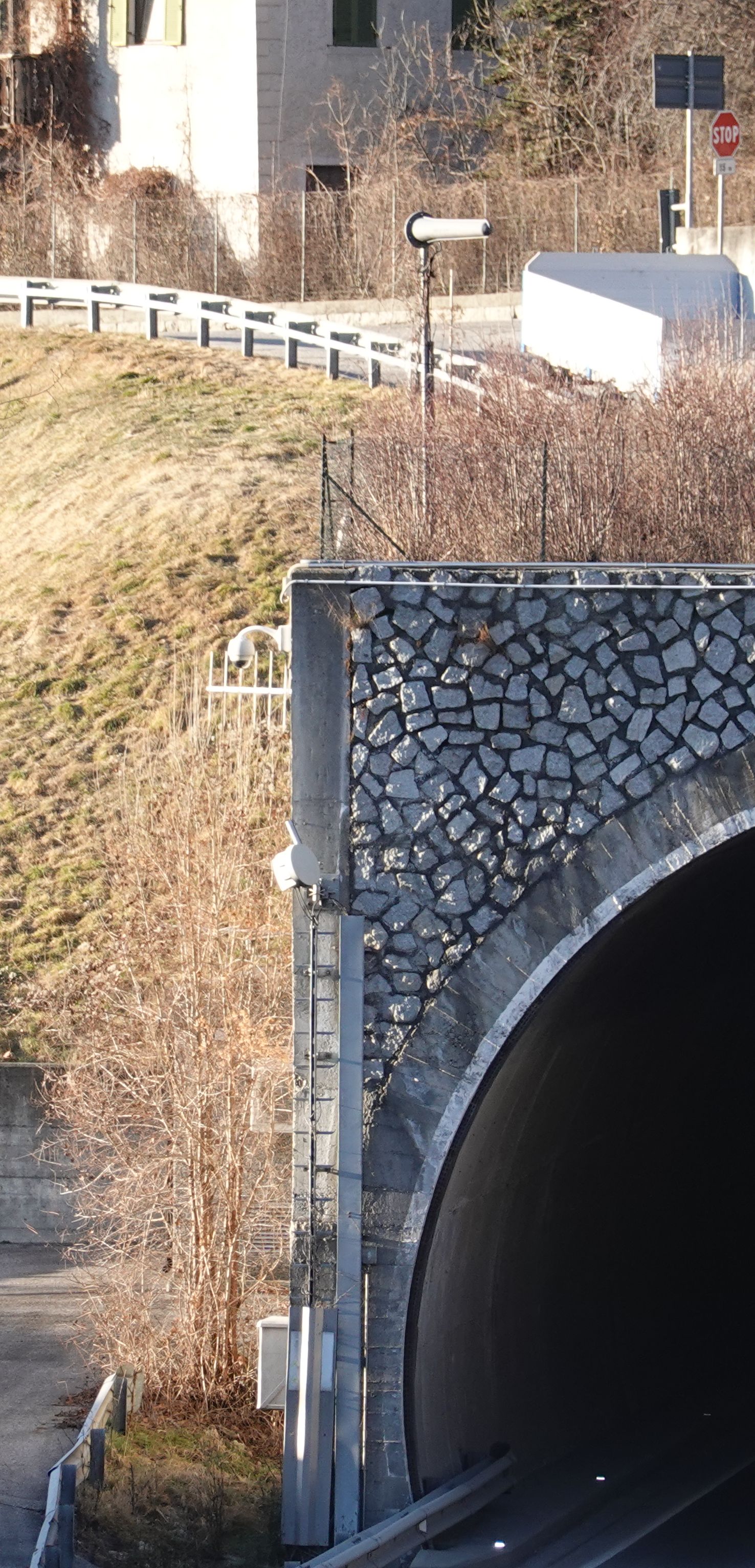 Die Wendelantenne auf dem Tunnelportal 1 im Jänner 2026