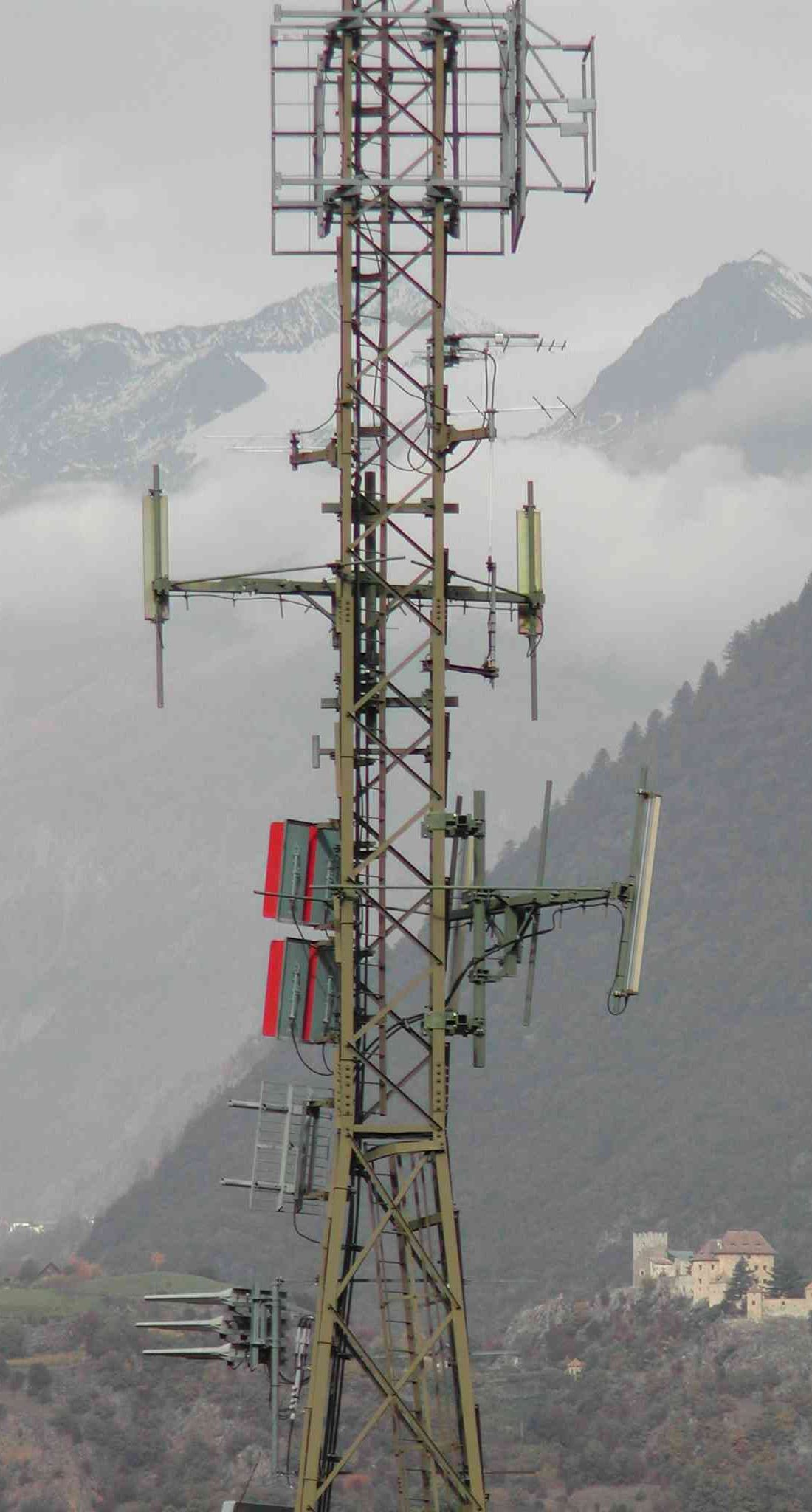 Die alte Anlage der RAS beim Haselhof mit den Antennen von Vodafone im Jahr 1999