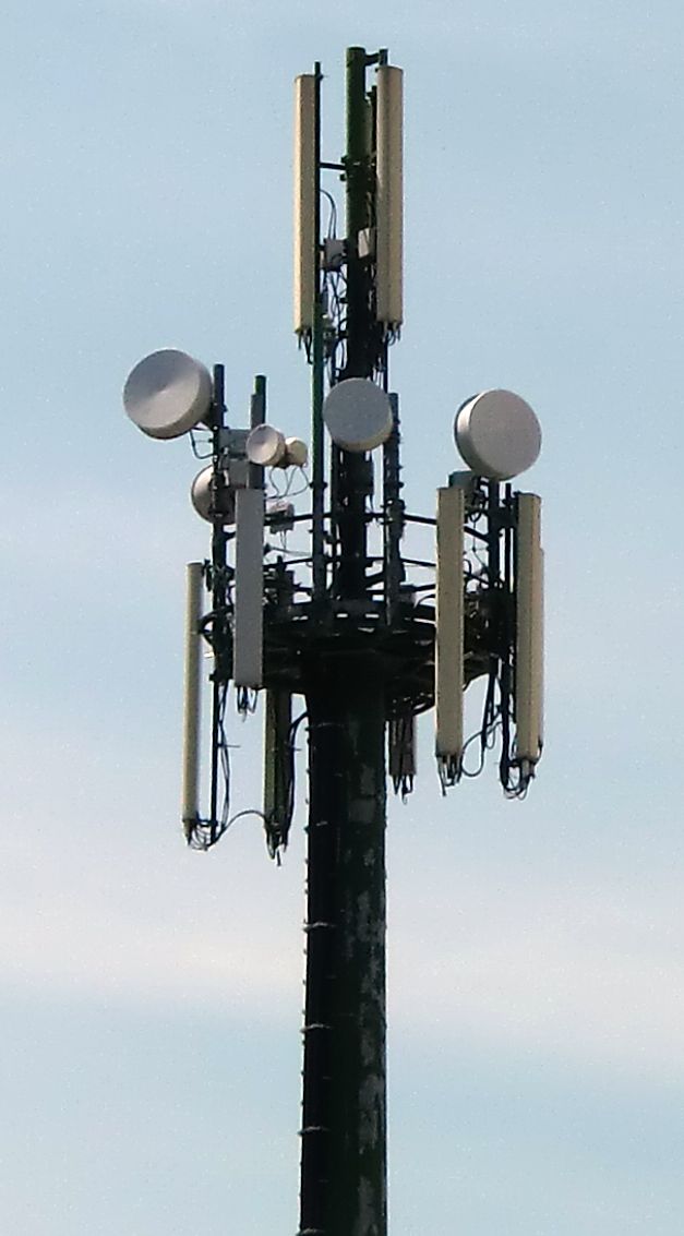 Die Anlage im Juni 2014 auch mit den Antennen von Tim