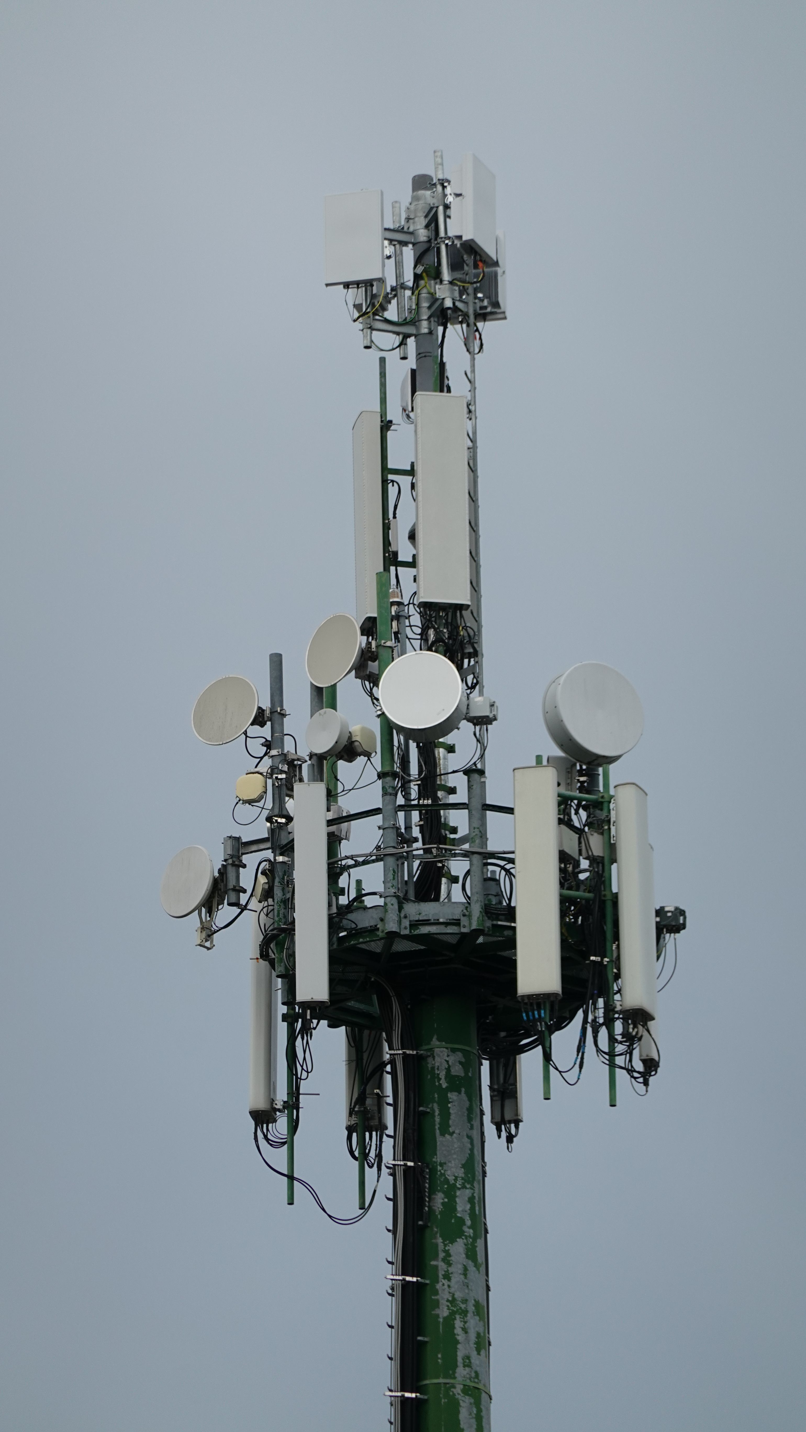 Die Anlage im Juli 2023 mit den 5G-Antennen von ZefiroNet (Windtre-Iliad)