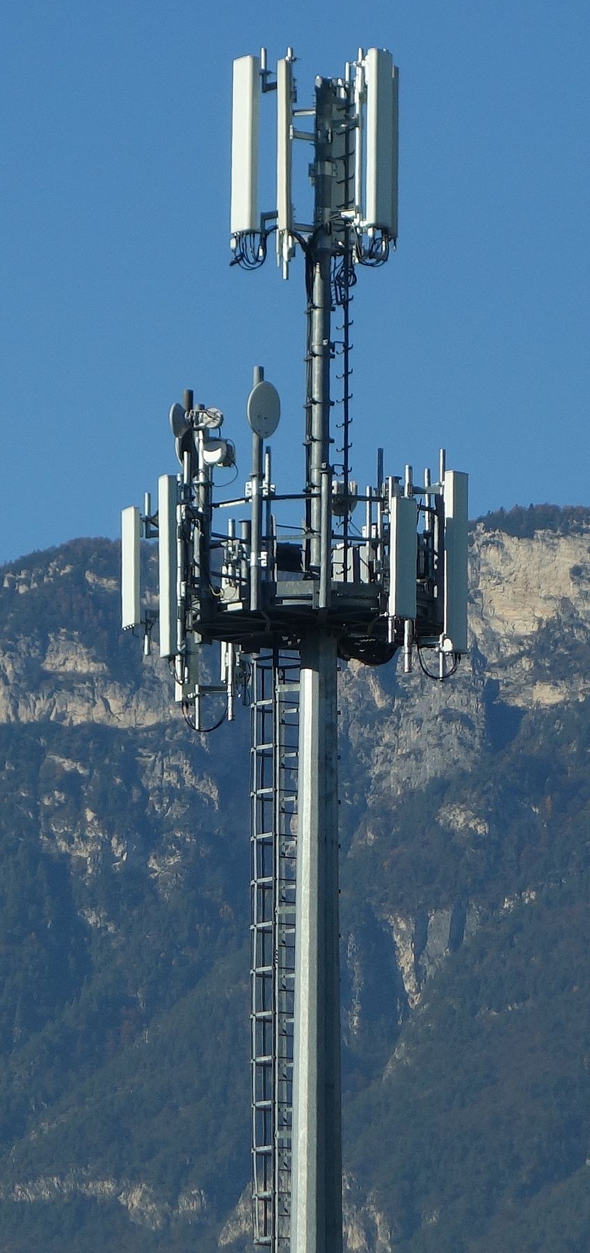 Die Anlage mit den installierten Antennen von Tim, am 5.11.15 noch nicht in Betrieb.