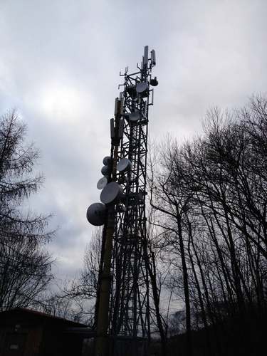 Der neue Gittermasten mit den Antennen von Wind (Dezember 2013), Vodafone muss noch übersiedeln.
