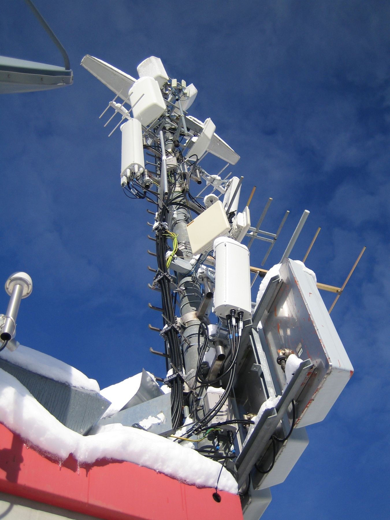 Die Anlage im Jänner 2012 mit den Antennen von Wind