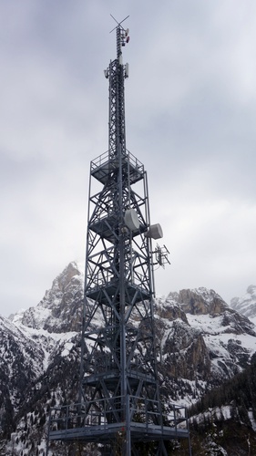 Die Anlage mit den Antennen von Vodafone und Wind