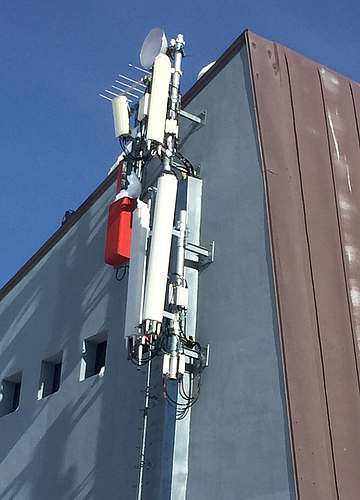 Die Antennen von RAI (rot) und Vodafone. Foto von Alex Ties