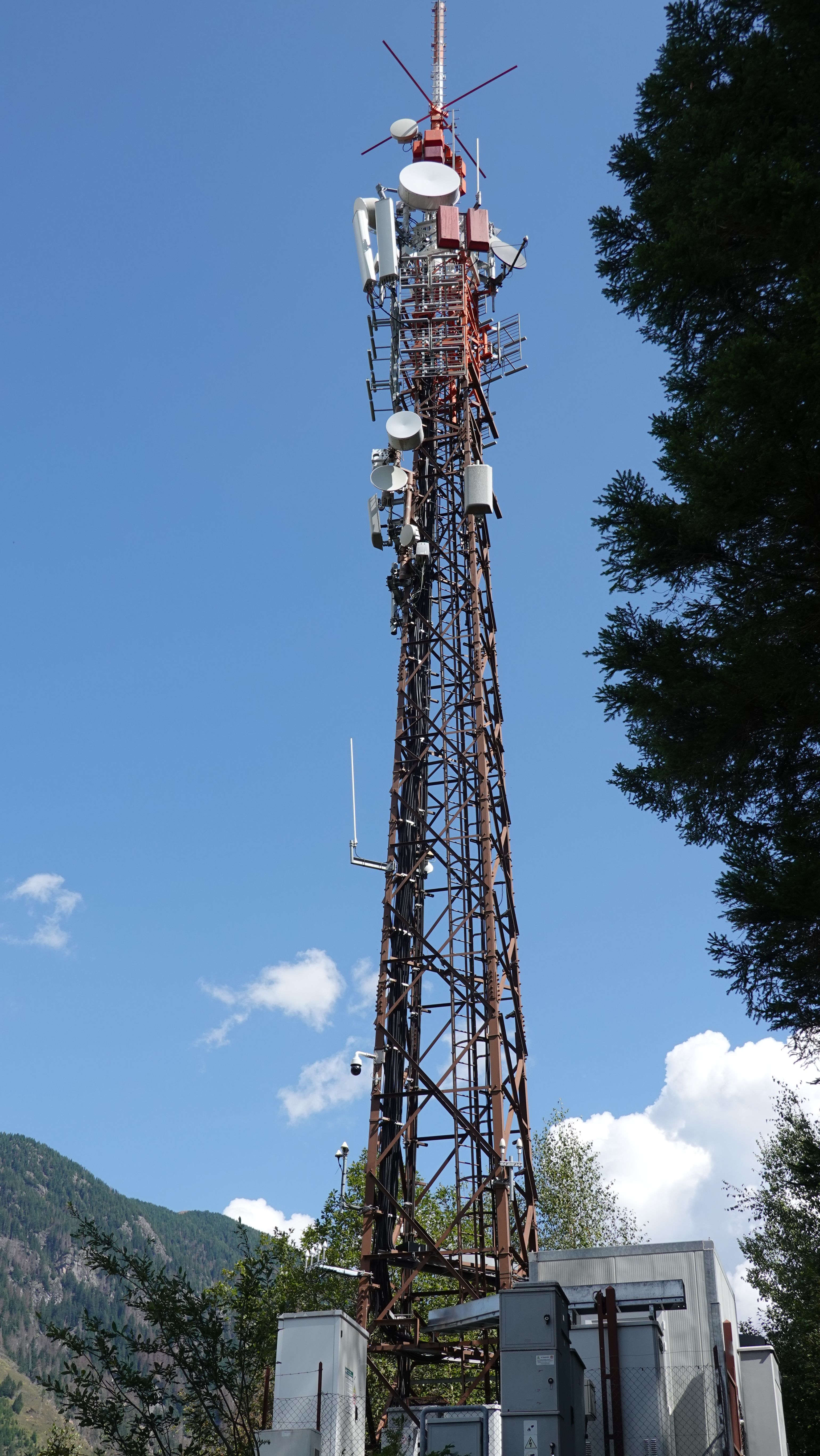 Die Anlage der RAI mit den Antennen von Windtre im August 2022