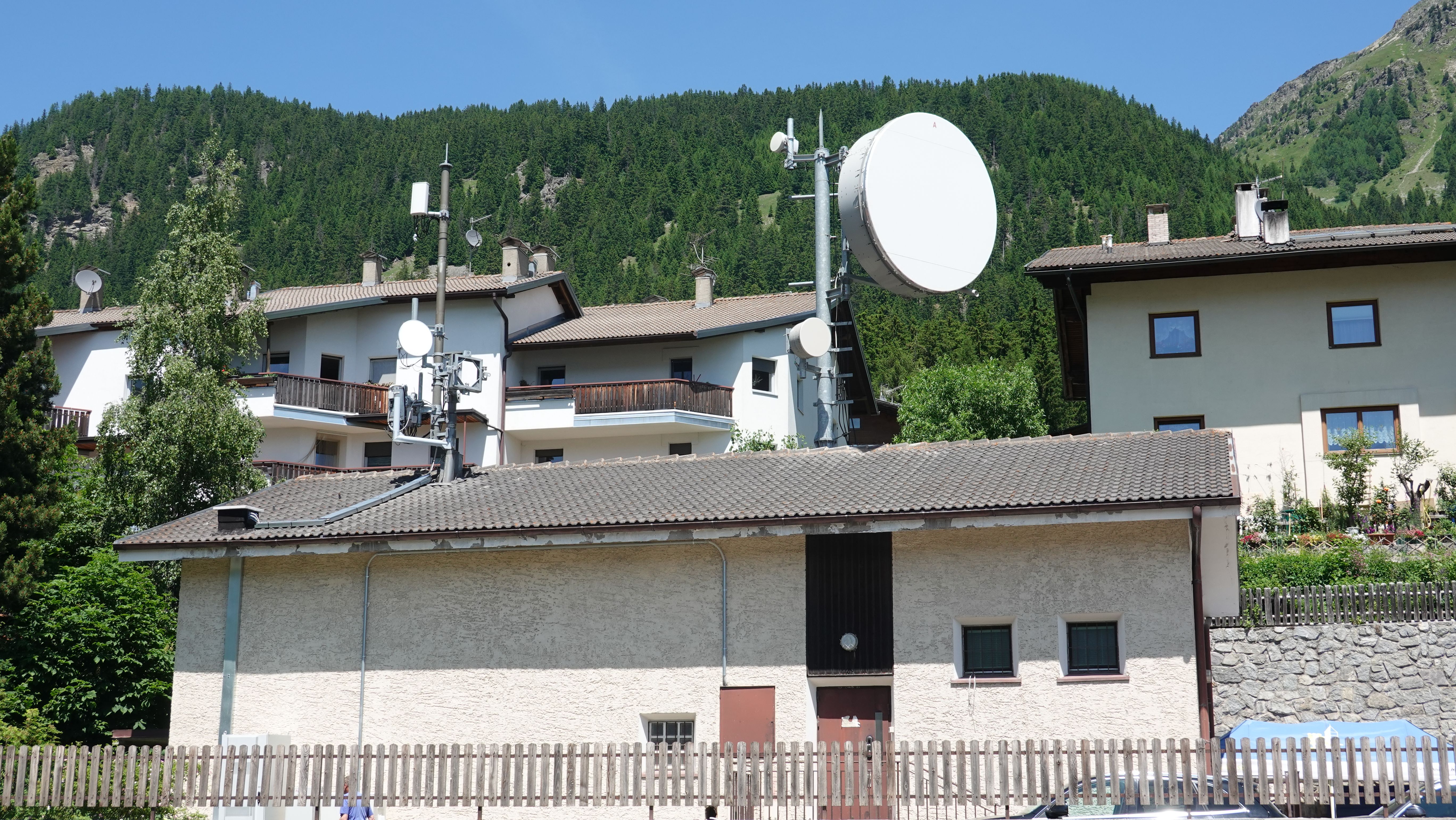 Die Telefonzentrale der Telecom im Juni 2025 mit der Microantenne von Vodafone