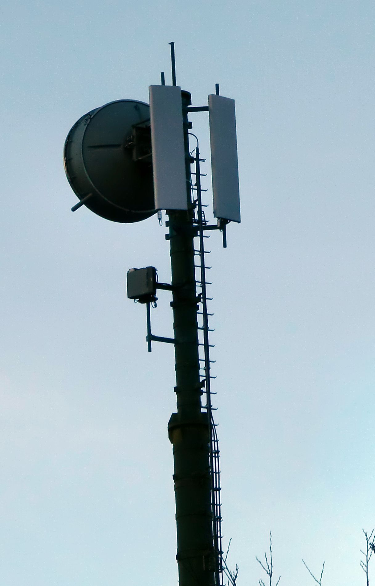 Die Antennen von Tim auf der Parabelstruktur von Telecom im November 2014