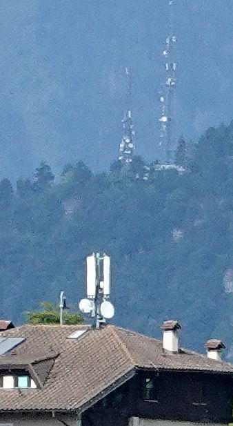 Die Antennen von Wind3 im August 2020. Im Hintergrund die Anlagen auf dem Monte Ozol.