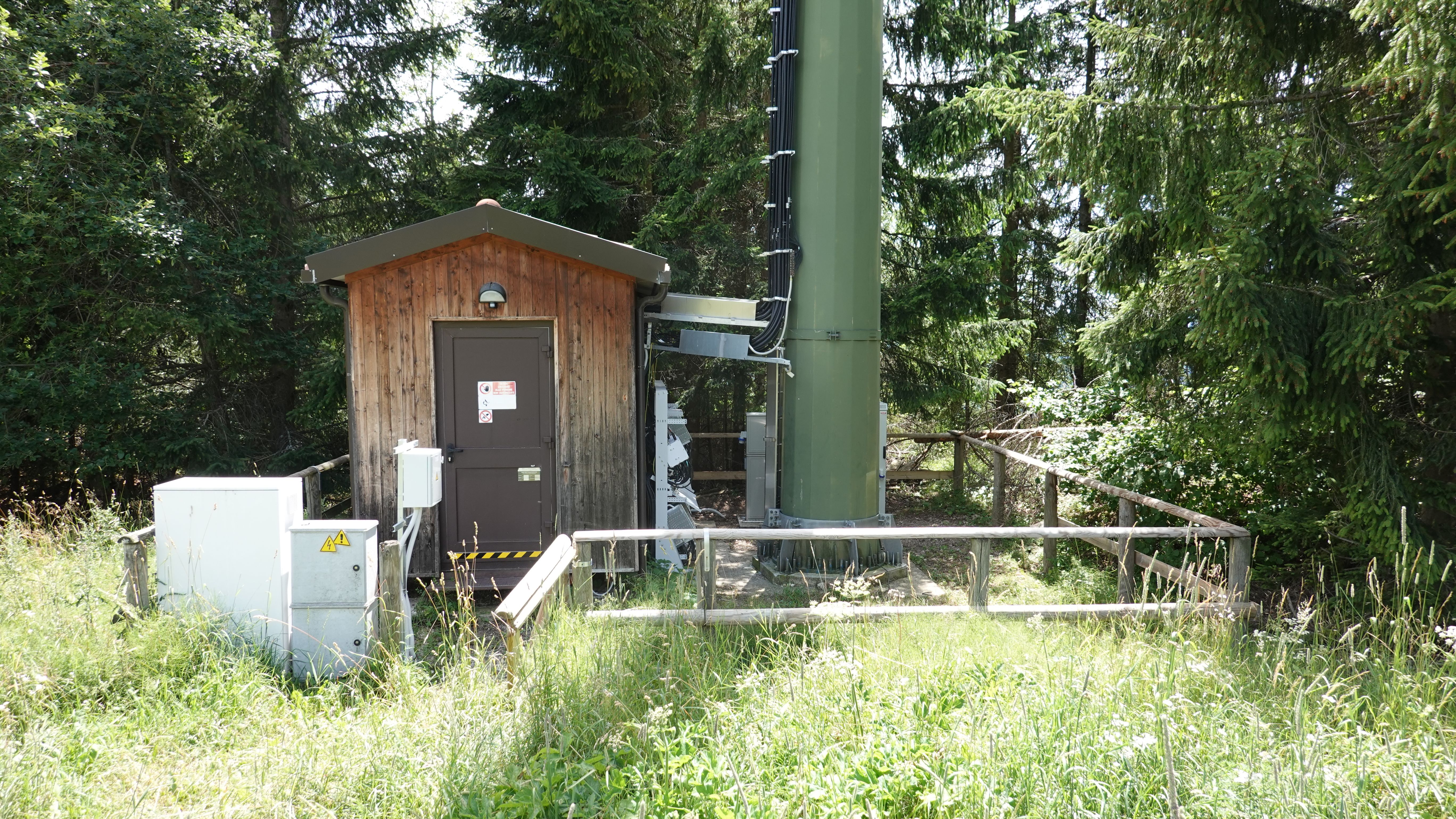 Die Gerätehütte im Juli 2022