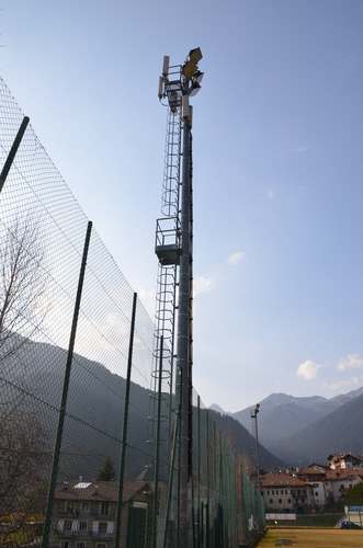 Die Antennen von Tim und Vodafone auf dem Sportplatz
