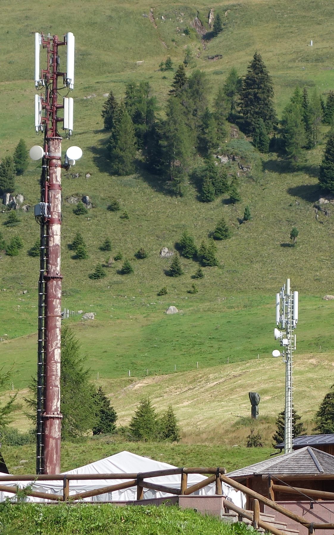 Die Anlagen von Vodafone und Wind (im Hintergrund) im August 2016.