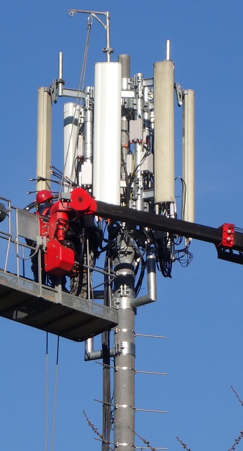 ES werden gerade die Antennen von Vodafone installiert. März 2016