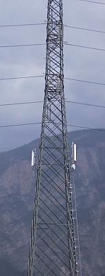 Die Anlage von Wind auf einem Hochspannungsmasten