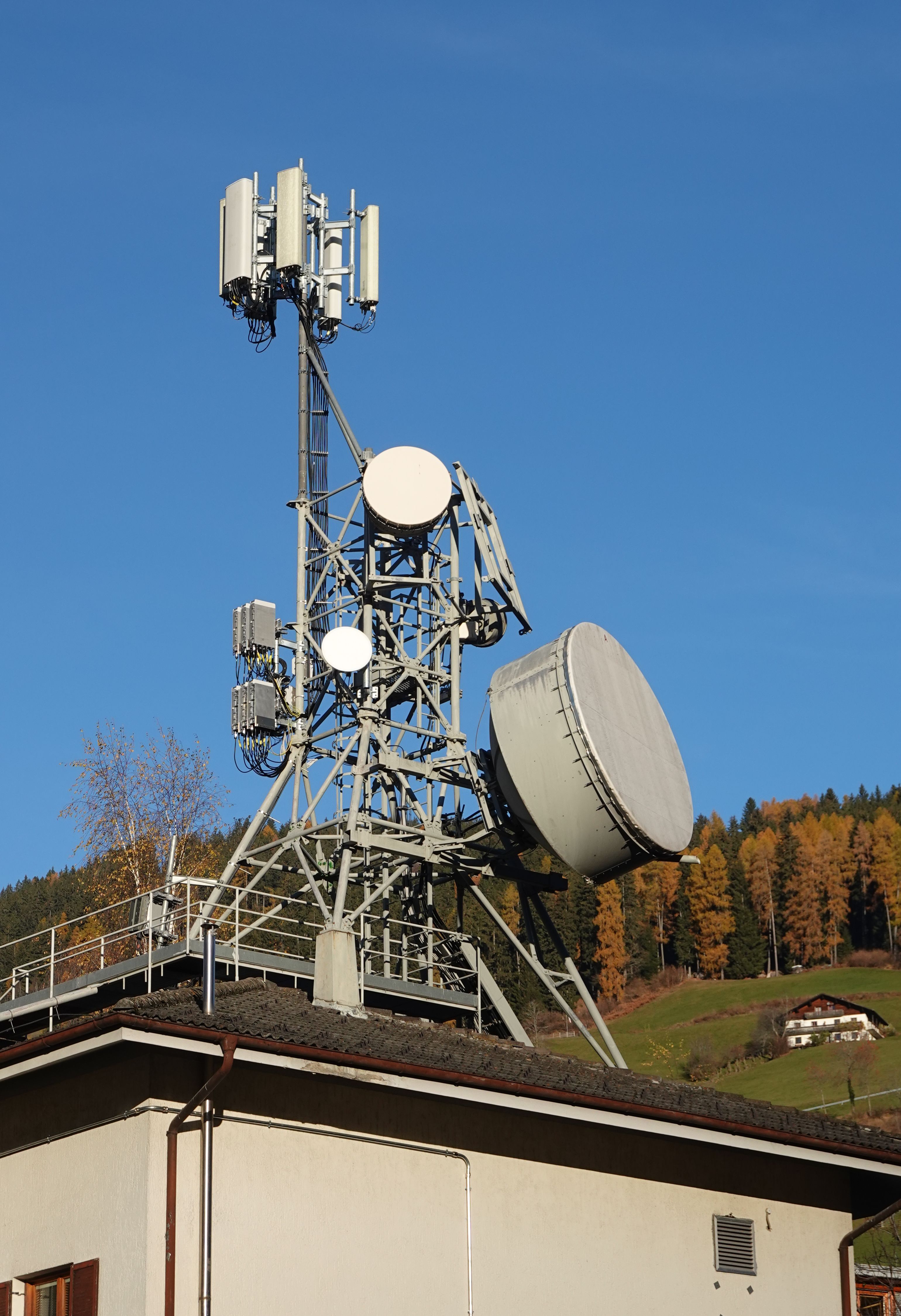 Die Anlage im November 2024 mit den Antennen von Vodafone
