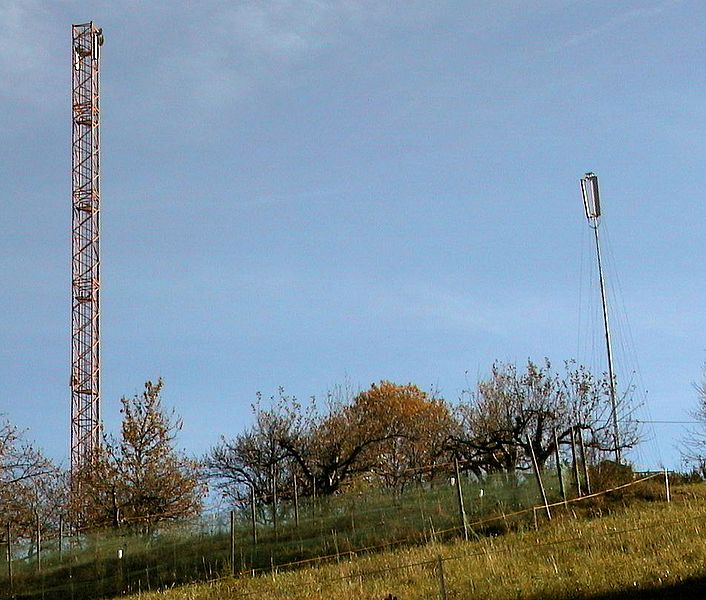 Die beiden provisorischen Anlagen von Wind und Vodafone in Schabs (seit Herbst 2007 nicht mehr in Betrieb)