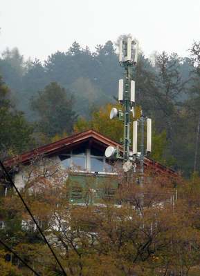 Vodafone im Hintergrund und Wind