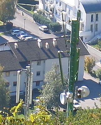 Links die Antennen von Wind, rechts in grün jene von Vodafone