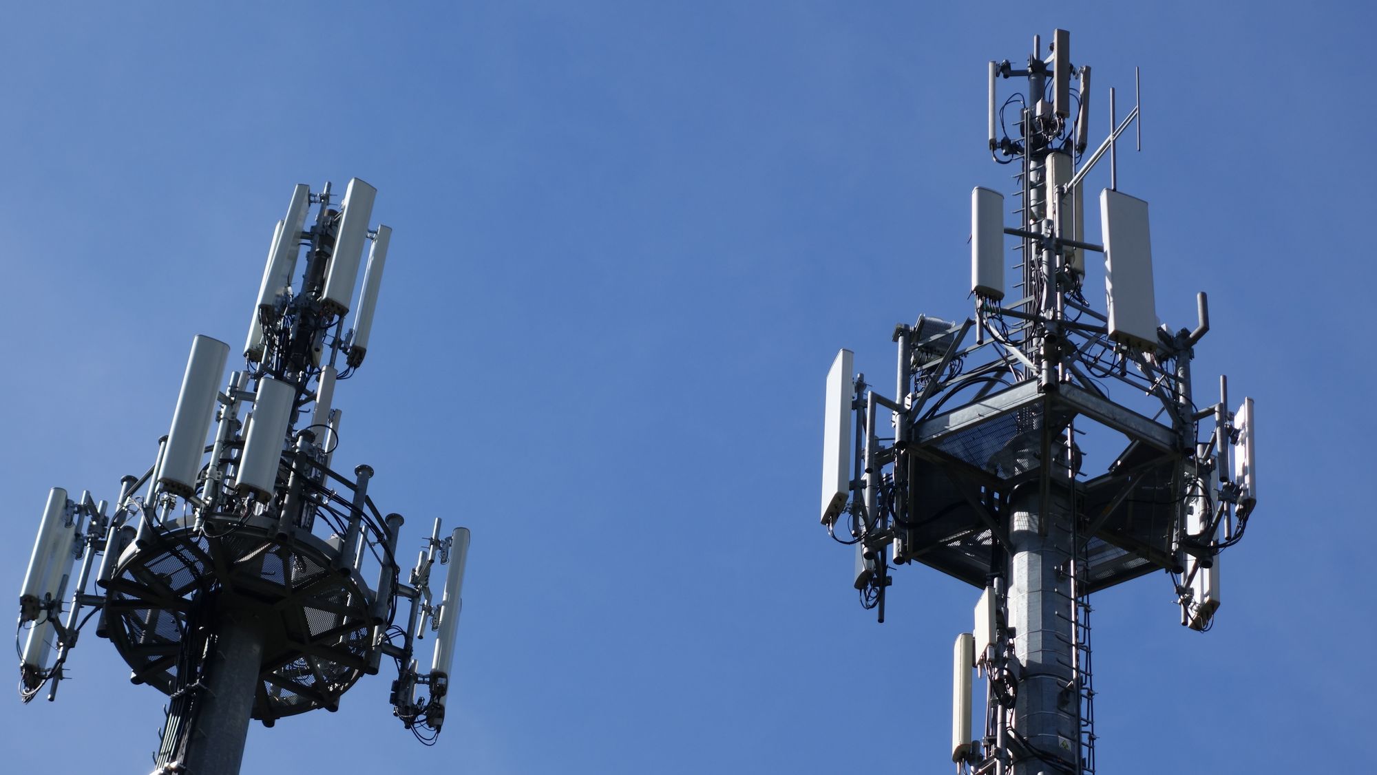 Die Anlagen im September 2019. Links Vodafone (oben) mit Tim und rechts Wind3 mit neuen Antennen. Die alten Antennen von Wind und H3G sind noch nicht abgebaut.