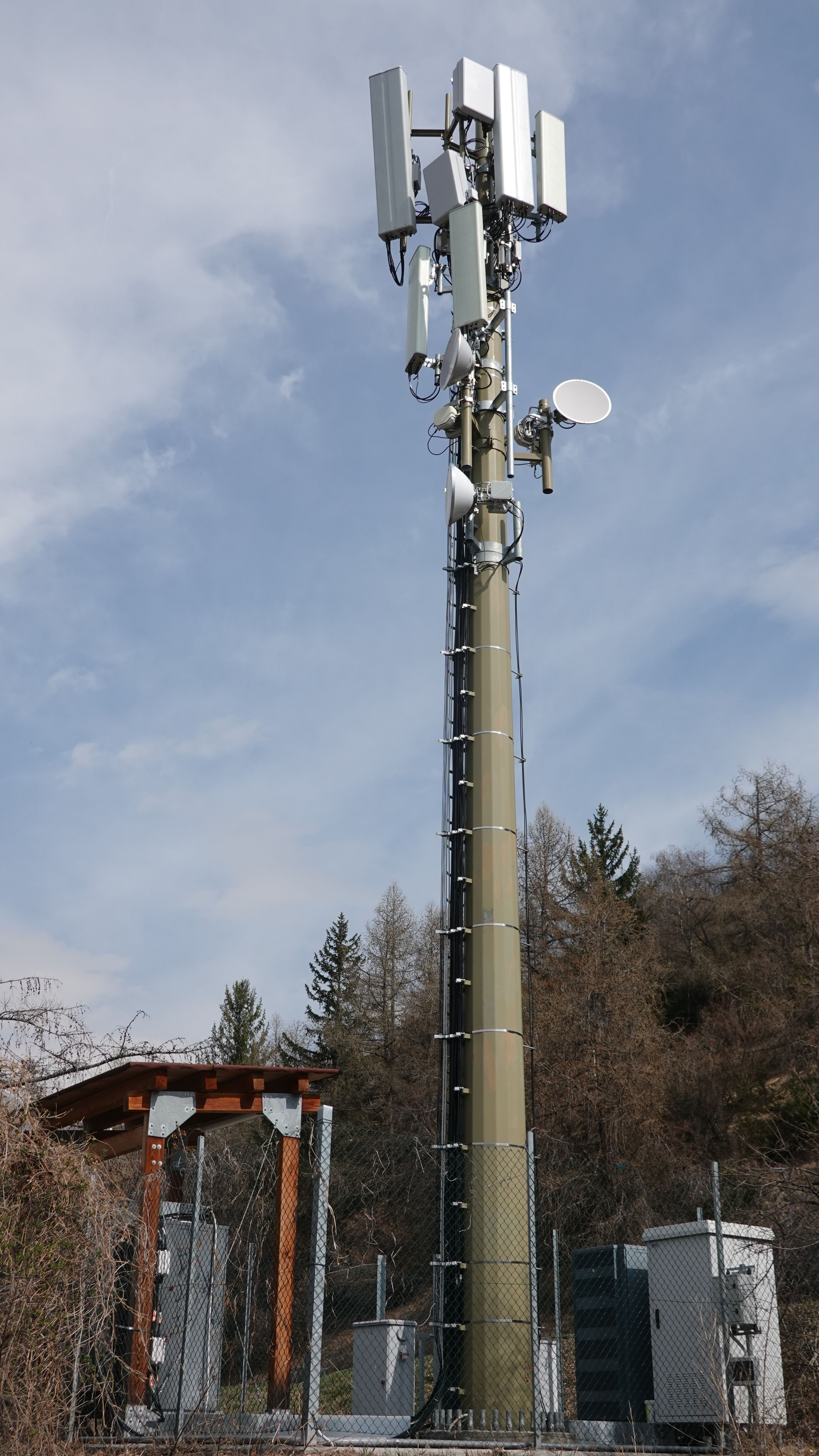 Die Anlage im März 2023 mit den 5G-Antennen von Vodafone (noch nicht in Betrieb)