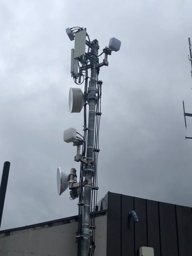 Die Antennen von Tim (2 Sektoren) und Vodafone (3 Richtungen mit kleinen Antennen). Foto Juris Garofolo