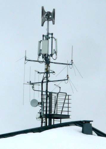 Die Antennen von Vodafone auf der Feuerwehrhalle im März 2013