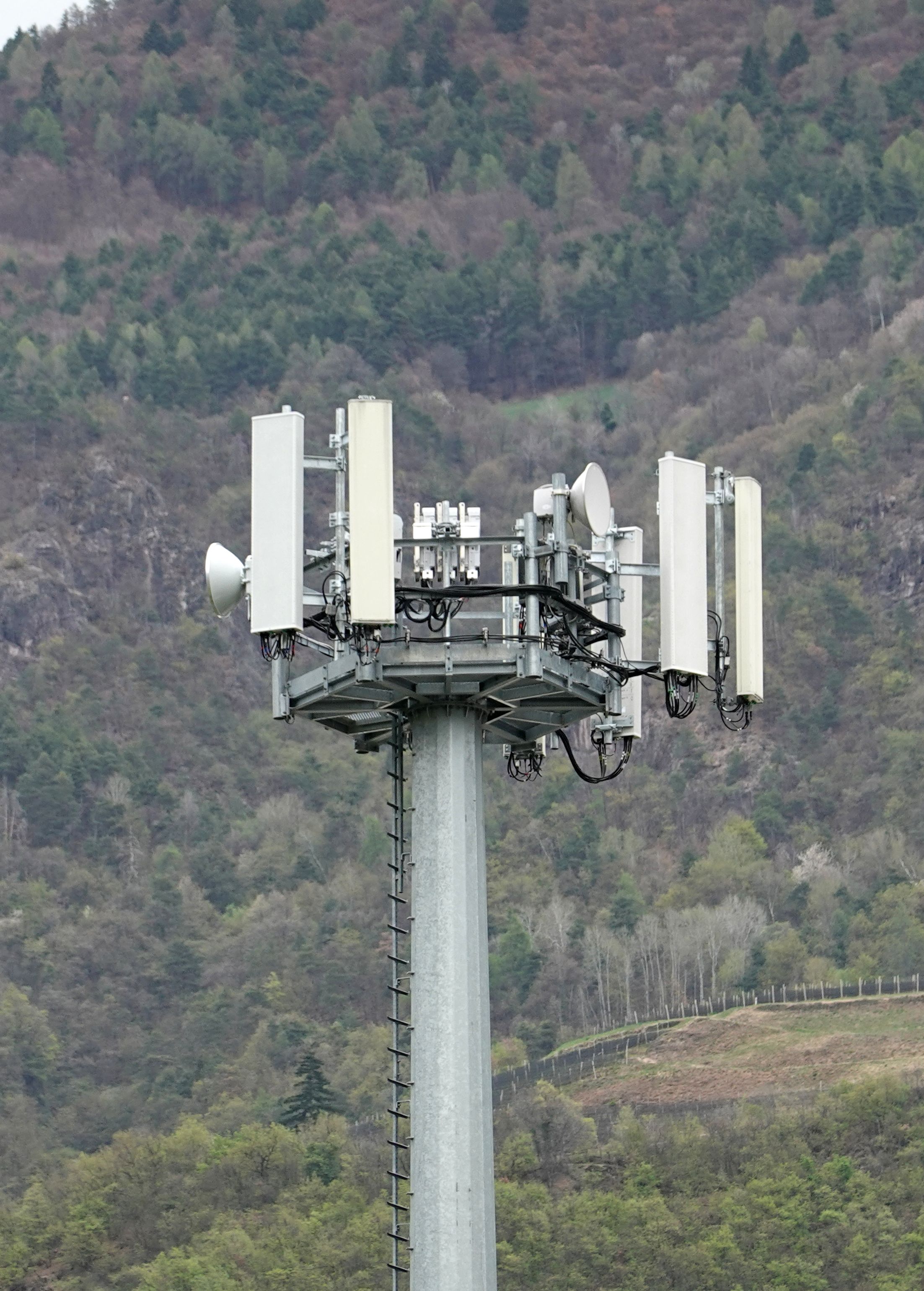Die Anlage mit den neu installierten Antennen von Vodafone im April 2023