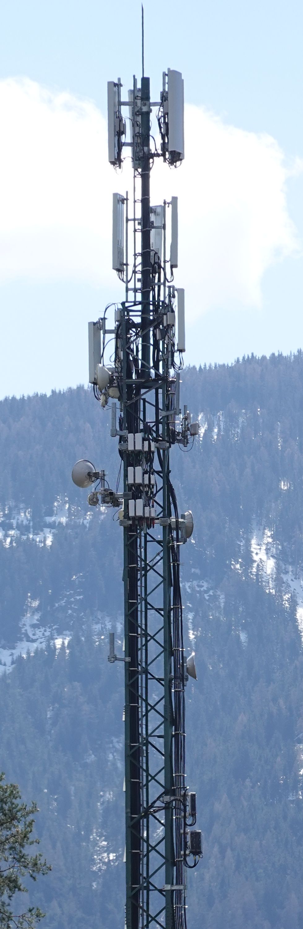 Die Antennen im April 2021. Vodafone hat den Platz von H3G eingenommen und einen 4. Sektor hinzugefügt.