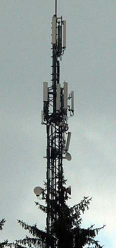Der Masten mit den Antennen von Tre, Tim und Vodafone (seit Oktober 2012 in Betrieb).