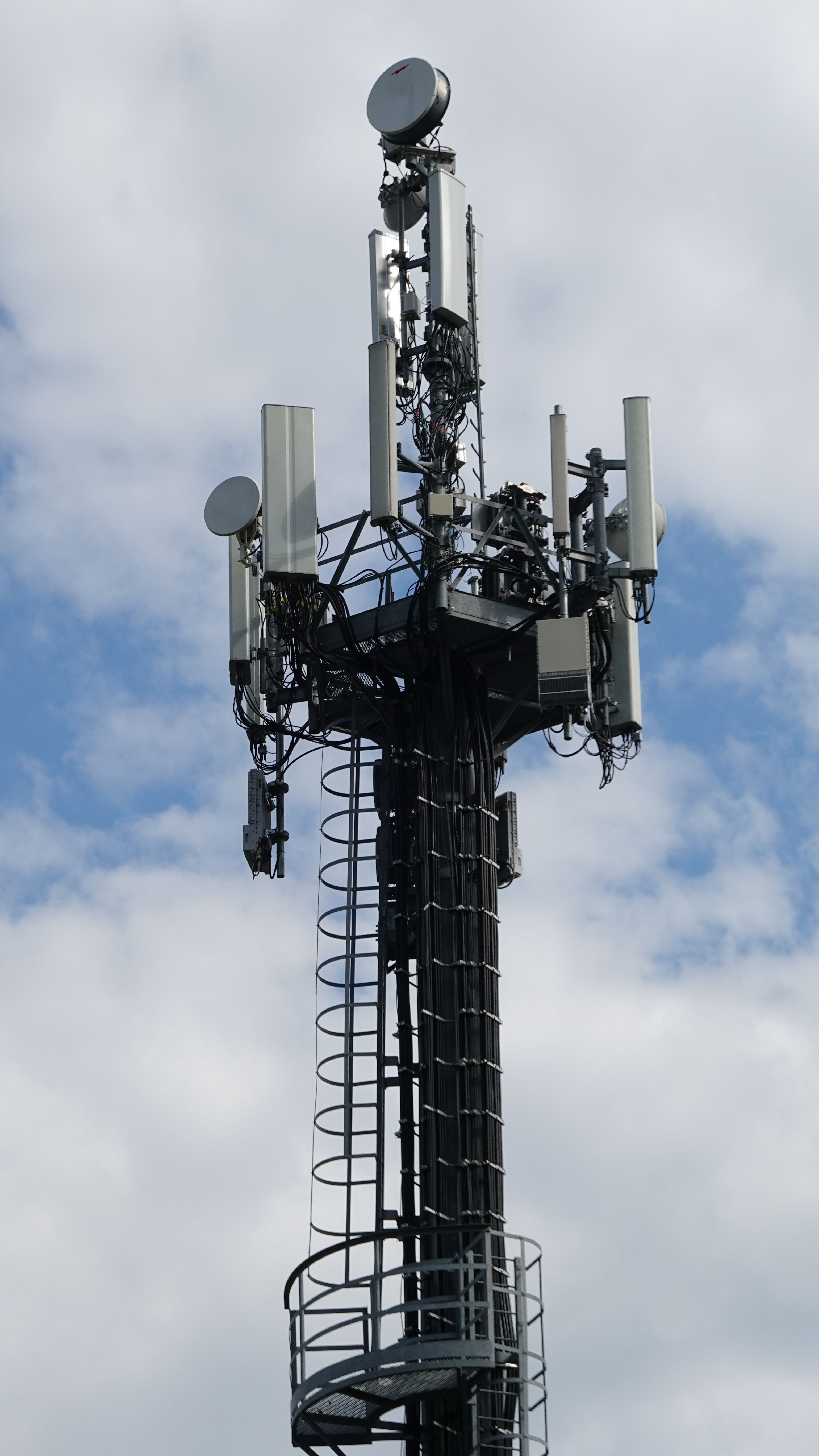 Die Anlage im Juli 2022 mit den neuen Antennen von Windtre