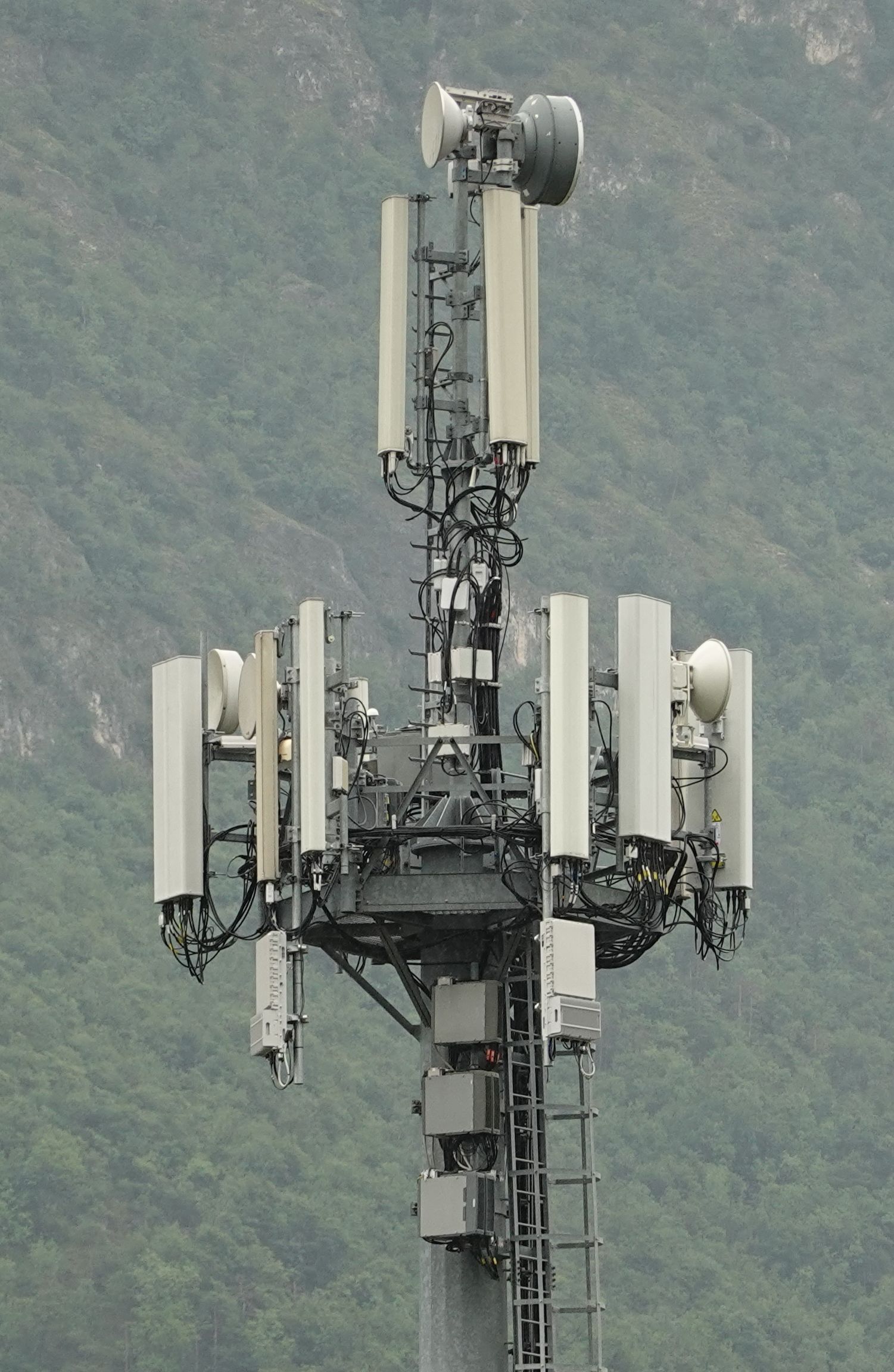 Die Anlage im August 2021 mit den neuen Antennen von Vodafone